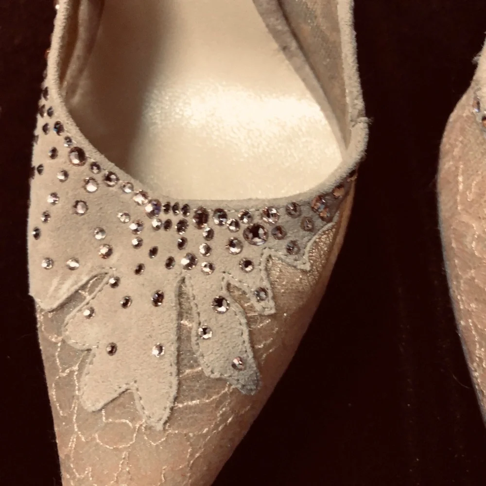 Jimmy Choo Women's Taupe Lace Pointed-Toe Pumps - Picture 4 of 14